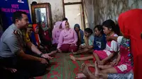 Kapolres Pemalang beserta rombongan berbincang dengan keluarga Kamari, yang empat anggota keluarganya menderita lumpuh layu. (Foto: Liputan6.com/Polres Pemalang/Muhamad Ridlo)