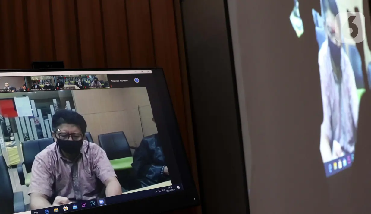 Layar monitor menampilkan terdakwa suap pengurusan restitusi pajak PT WAE tahun 2015-2016, Hadi Sutrisno saat menjalani sidang pembacaan putusan secara daring di Gedung KPK, Jakarta, Senin (6/7/2020). Hadi Sutrisno dihukum tiga tahun penjara denda Rp 200 juta. (Liputan6.com/Helmi Fithriansyah)