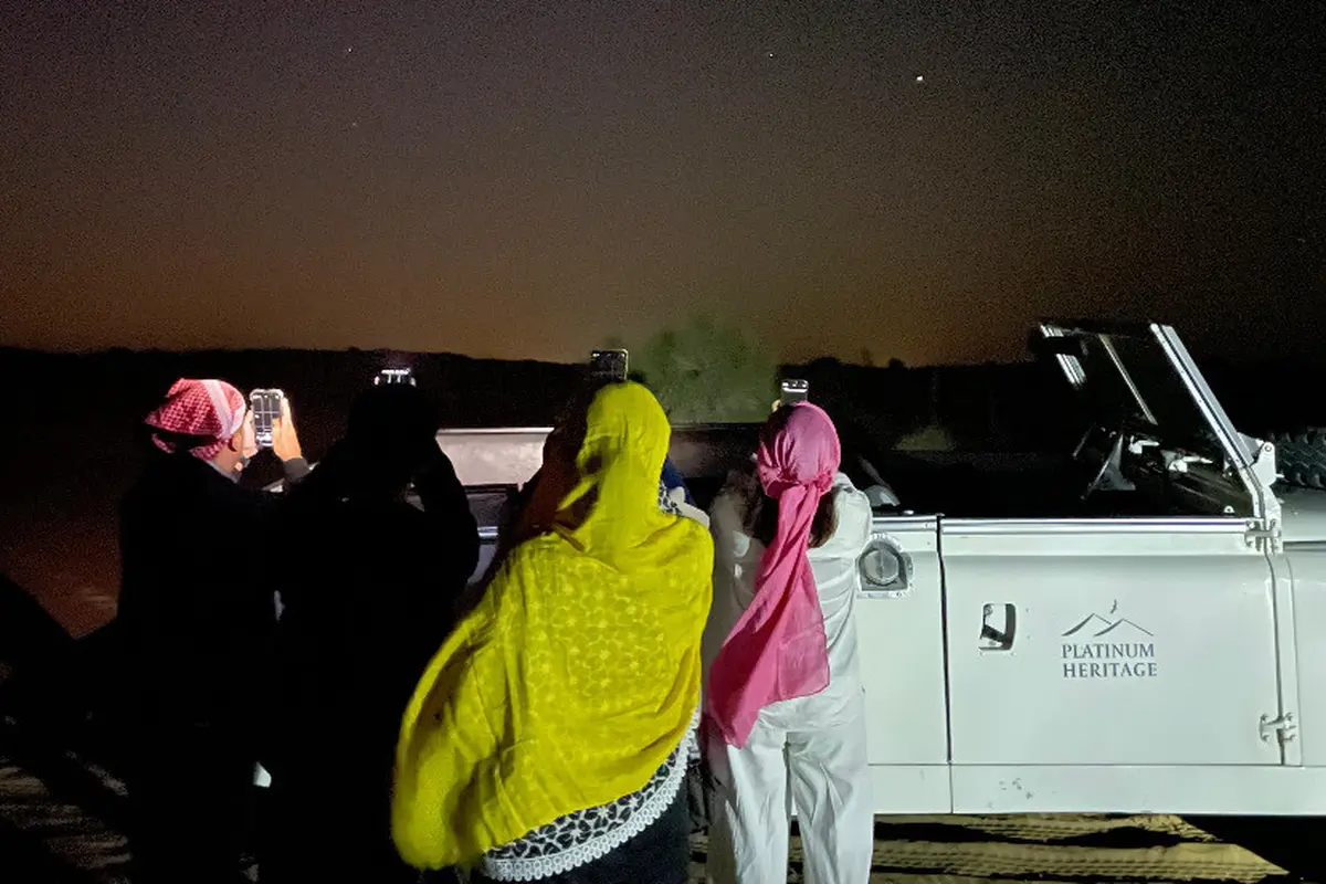 Melihat bintang saat berkunjung ke gurun pasir di Dubai Malam Hari