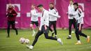 Penyerang Bayern Munchen, Robert Lewandowski berlatih selama sesi latihan di Munich, Jerman, Selasa (5/4/2022). Bayern Munchen akan bertanding melawan Villarreal pada leg pertama perempat final Liga Champions di Estadio de la Ceramica, Spanyol. (Matthias Balk/dpa via AP)