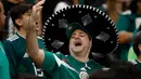 Seorang suporter bersorak sambil mengenakan topi khas Meksiko dalam laga persahabatan antara Meksiko dengan Skotlandia di Stadion Azteca, Mexico City, Meksiko, Sabtu (2/6). Meksiko menang 1-0. (AP Photo/Eduardo Verdugo)