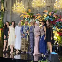 Ochi Rosdiana merupakan JKT48 generasi 1, kini ia pun telah menikah menikah pria pilihannya. Pernikahan pun dihadiri oleh beberapa alumni member JKT48. Dan menjadi ajang reuni.  [@gaby.warouw]