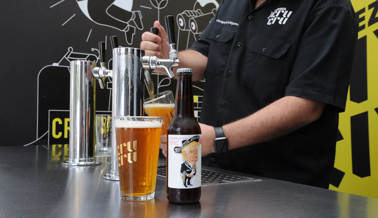 Pekerja menyajikan bir yang botolnya bergambar Presiden AS Donald Trump di perusahaan Cru Cru Brewery di Mexico City (15/6). Label ini juga bertujuan untuk mengkritik terkait kebijkan perdagangan Trump dengan negara Meksiko. (AFP Photo/Bernardo Montoya)