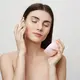 Lakukan perawatan kulit wajah secara rutin dengan langkah sederhana seperti membersihkan, melembabkan, dan memakai sunscreen setiap hari. (Foto: cookie studio/Freepik)