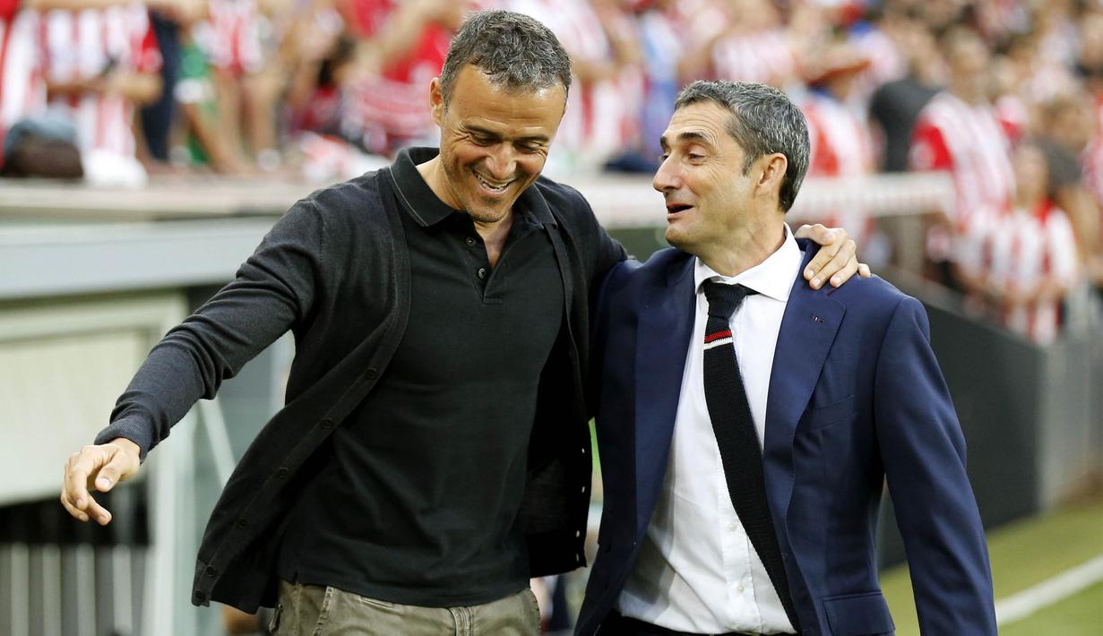 Pelatih Athletic, Ernesto Valverde, berbincang dengan pelatih Barcelona, Luis Enrique saat laga La Liga di Bilbao, Minggu (28/8/2016). Valverde ditunjuk sebagai pelatih Barcelona menggantikan Luis Enrique. (EPA/Luis Tejido)