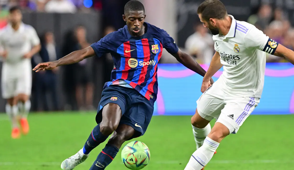 Ousmane Dembele. Sayap kanan Prancis berusia 25 tahun ini menjadi penjualan termahal dari klub Liga Jerman saat dilepas Borussia Dortmund ke Barcelona pada awal musim 2017/2018 dengan nilai transfer 140 juta euro atau kini setara Rp2,1 triliun. Hingga kini ia telah tampil dalam 150 laga bersama Blaugrana di semua ajang dengan torehan 32 gol dan 34 assist. (AFP/Frederic J. Brown)