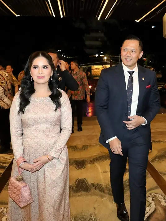 Annisa Pohan terlihat melingkarkan tas tangan bermotif zig zag warna pink di pergelangan tangannya [@agusyudhoyono]