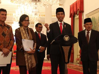 Presiden Joko Widodo atau Jokowi didampingi Wapres Jusuf Kalla, Menkeu Sri Mulyani, MenPANRB Asman Abnur, dan Seskab Pramono Anung saat memberi keterangan terkait THR di Istana Negara, Jakarta, Rabu (23/5). (Liputan6.com/Angga Yuniar)