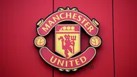 Logo Manchester United atau MU di Stadion Old Trafford. (Oli SCARFF / AFP)