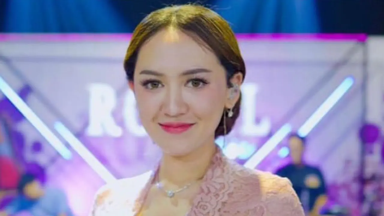 Gaya Ayu Happy Asmara Dibalut Kebaya Pink
