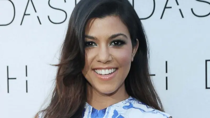 Kourtney Kardashian tak mau kalah dari adiknya Kim Kardashian