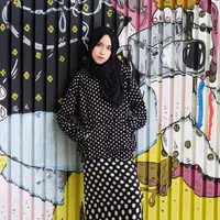 Amelia Elle mungkin para sebagian pengguna instagram sudah mengenalnya. Gadis berpostur tubuh tinggi inipun selain cantik ia juga memadu padankan gaya hijab nya dengan sempurna. (via instagram@ameliaelle/Bintang.com)