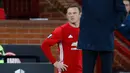 Pelatih Manchester United, Jose Mourinho mengintruksikan para pemainnya saat berhadapan dengan Zorya Luhansk pada laga Liga Eropa di Manchester, Inggris, (29/9). MU menang atas Zorya Luhansk dengan skor 1-0. (Reuters/Jason Cairnduff)