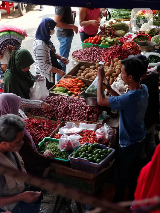 Penyumbang inflasi bulanan terbesar pada Juni 2023 adalah kelompok makanan, minuman, dan tembakau dengan inflasi sebesar 0,39 persen dan andil 0,10 persen. (Liputan6.com/Angga Yuniar)