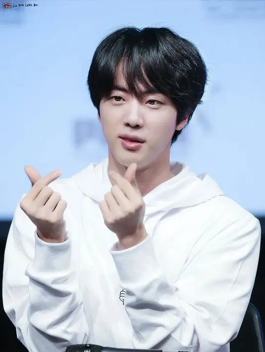 Jin pernah dibina oleh staff dari SM Entertainment. Jika ia memutuskan bergabung dengan SM Entertainment, mungkin ia akan menjadi bagian dari EXO, dan ia tak debut dengan BTS. (Foto: Koreboo.com)