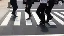 Pejalan kaki sedang menyebrang di pelican crossing di kawasan Thamrin, Jakarta, Minggu (29/7). Pelican crossing di kawasan Thamrin sudah bisa di gunakan pengganti JPO yang akan dibongkar. (Liputan6.com/Herman Zakharia)
