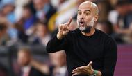 Momen menarik terjadi pada jeda babak pertama duel Burnley versus Manchester City. Ketika wasit meniup peluit tanda 45 menit pertama berakhir, Pep Guardiola tertangkap kemara berlari ke arah Erling Haaland. (AFP/Darren Staples)