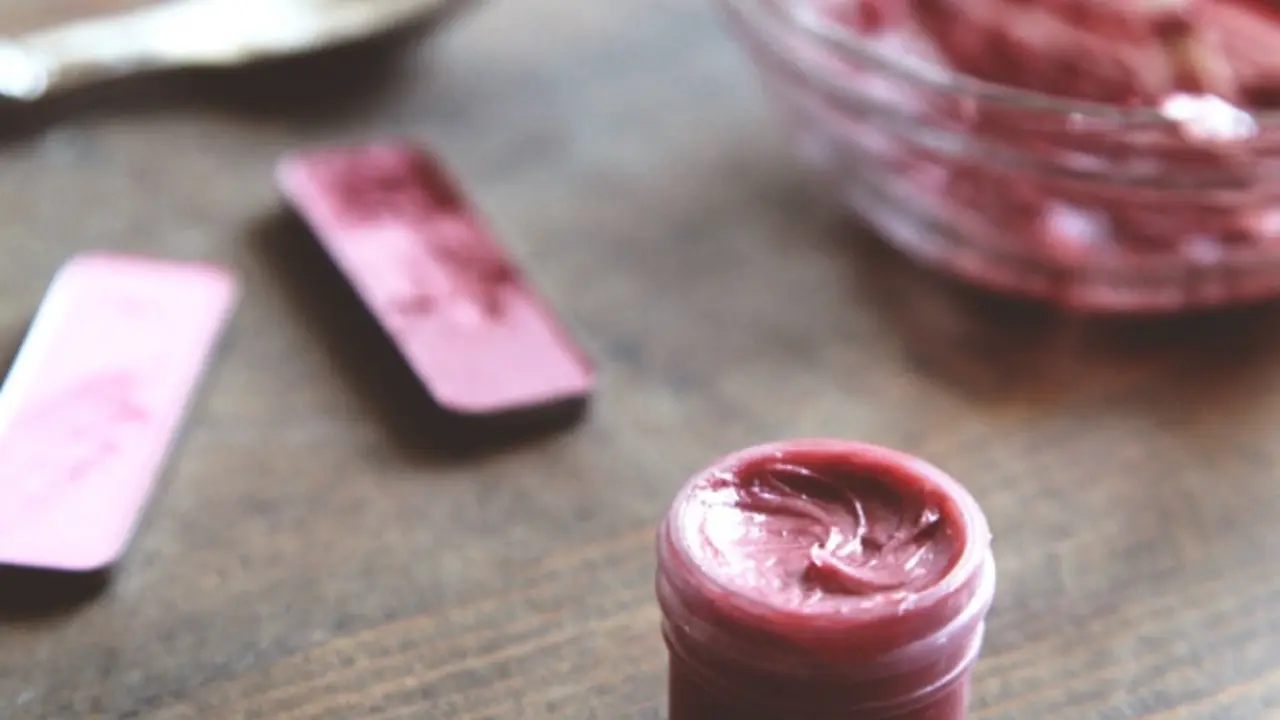 [Bintang] Dapatkan Lip Gloss Warna Favoritmu dengan 2 Bahan Ini