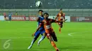 Penyerang Persib, Samsul Arif (kiri) berebut bola dengan bek PBFC Fathul Rachman di laga lanjutan Turnamen Piala Bhayangkara di Stadion Si Jalak Harupat, Bandung, Minggu (20/3/2016). Persib unggul 1-0 atas PBFC. (Liputan6.com/Helmi Fithriansyah)