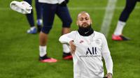 Penyerang PSG, Neymar melempa baju saat sesi latihan di stadion Signal Iduna Park di Dortmund, Jerman (17/2/2020). PSG akan bertanding melawan Borussia Dortmund pada leg pertama babak 16 Liga Champions. (AP Photo/Martin Meissner)
