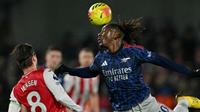 Gelandang Arsenal, Eberechi Eze, menanduk bola saat menghadapi Brentford pada laga pekan ke-26 Premier League 2025/2026, Jumat (13/2/2026) dini hari WIB. (Glyn KIRK / AFP)