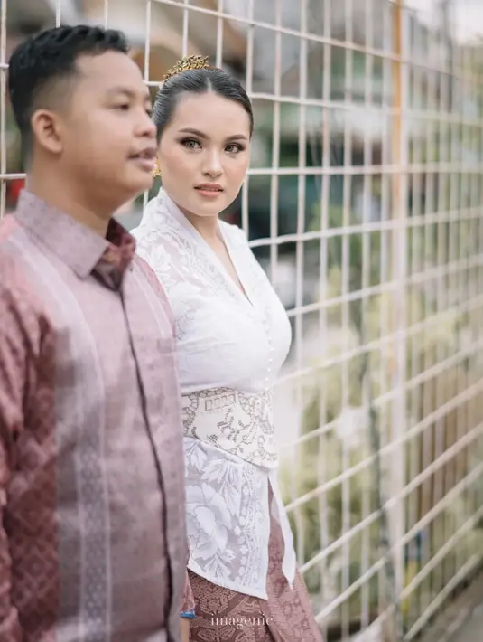 Dalam momen bahagia tersebut, warganet juga memuji kecantikan Ditha Rizky Amalia yang menawan dalam balutan kebaya putih dan gaya rambut cepol modern. Banyak rekan selebriti yang ikut berbahagia dengan mengucapkan selamat dan dilancarkan sampai hari pernikahan, jadi raja dan ratu di pelaminan. (Liputan6.com/IG/@luck_ideaproject)