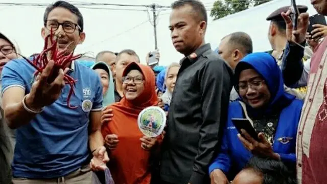Sandiaga Salahuddin Uno ketika berkunjung ke salah satu pasar di Pekanbaru.
