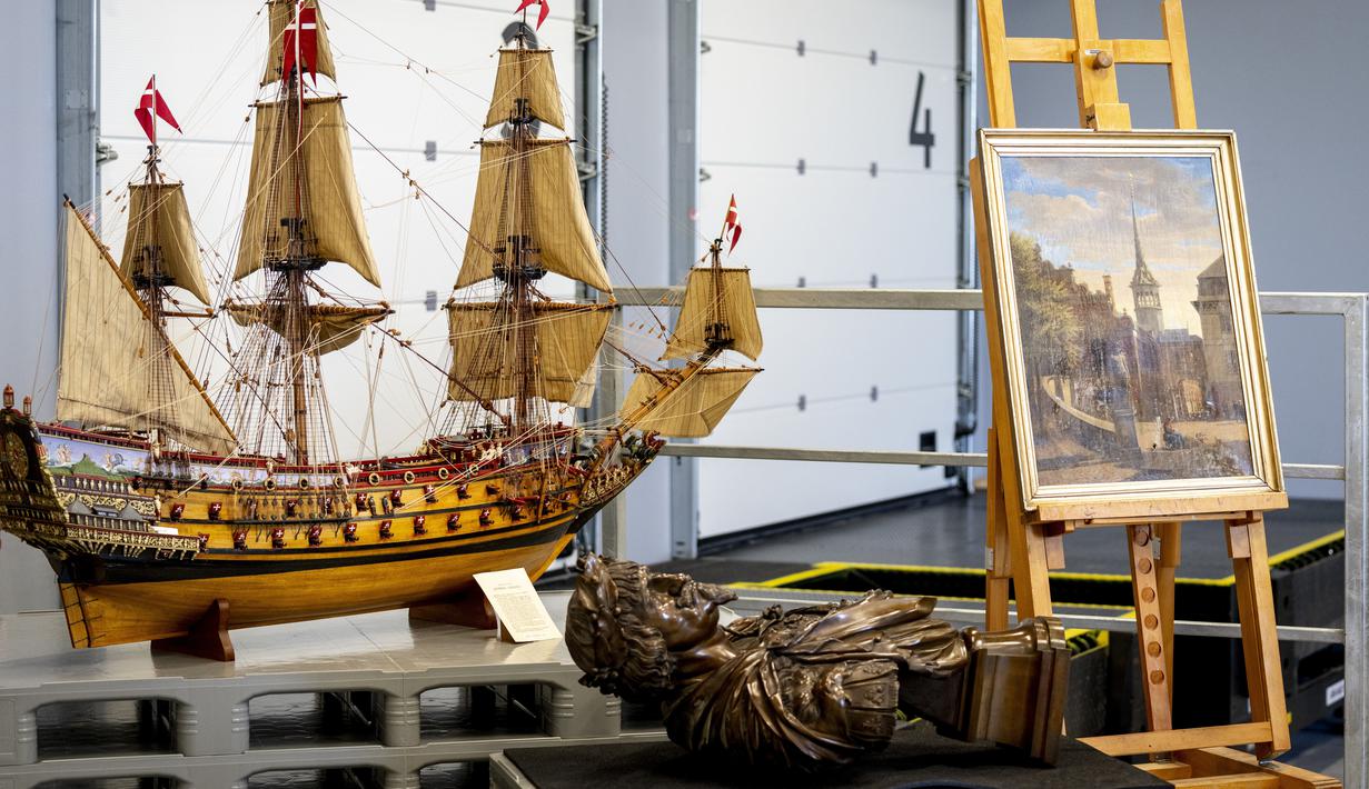 Beberapa benda tidak dapat diselamatkan, termasuk sebuah patung yang terlalu berat untuk diangkat oleh tim penyelamat, dan karya seni yang dilukis langsung di dinding gedung. (Ida Marie Odgaard/Ritzau Scanpix via AP)