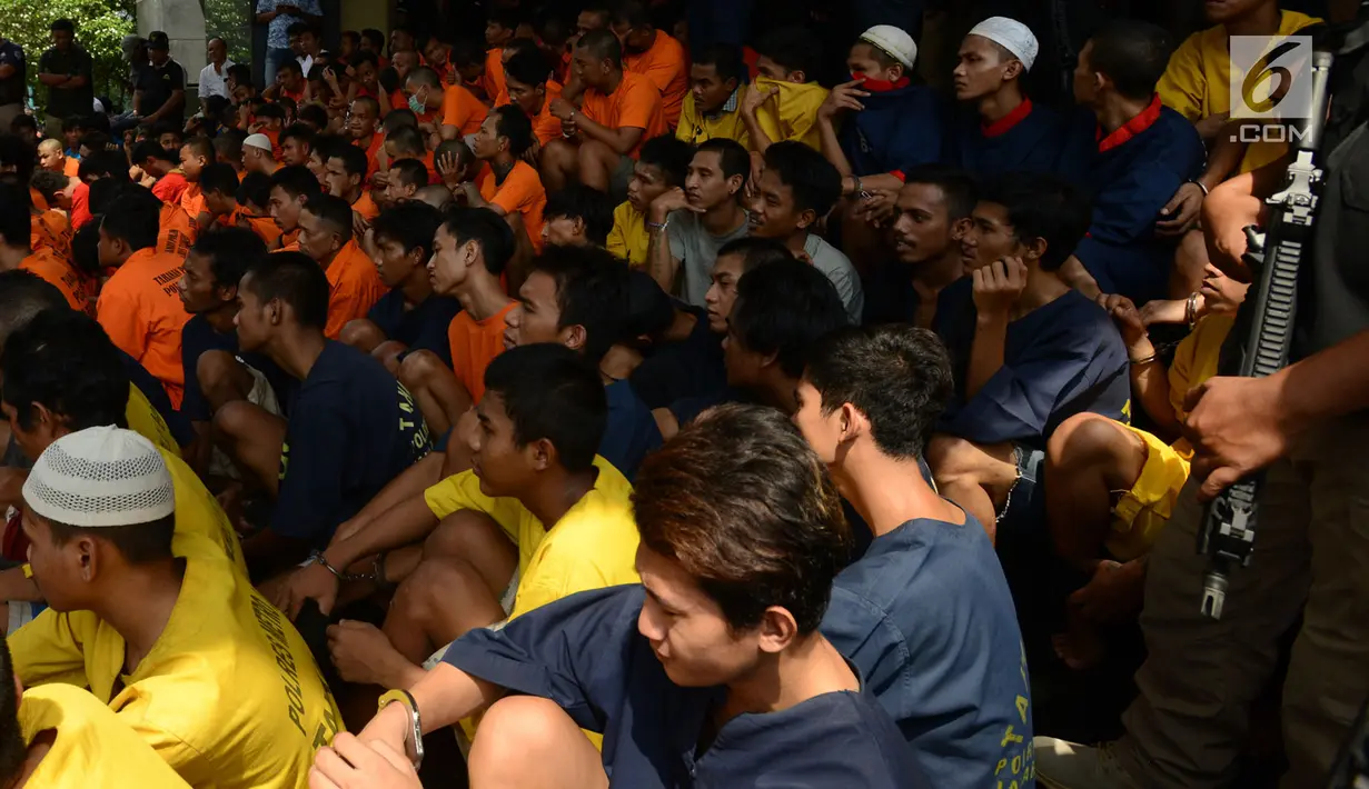 Para tersangka dihadirkan dalam gelar perkara kejatahan wilayah Jabodetabek di Polda Metro Jaya, Jakarta, Jumat (15/3). Tim Antibandit Polda Metro Jaya menjamin keamanan masyarakat dalam beraktivitas sehari-hari. (merdeka.com/Imam Buhori)