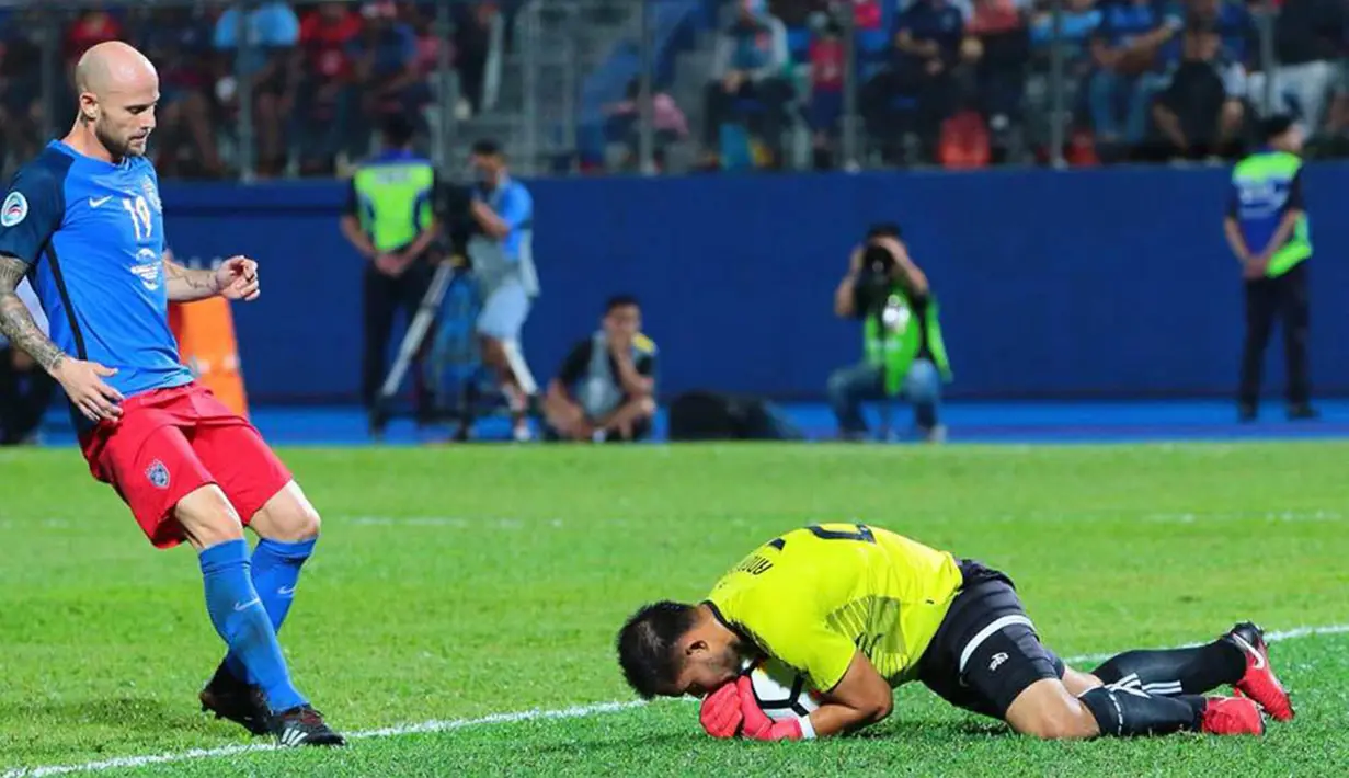 Kiper Persija Jakarta, Anditany Ardhiyasa, mengamankan bola saat melawan Johor Darul Ta'zim pada laga AFC Cup di Stadion Hassan Yunos, Johor, Rabu (14/2/2018). JDT menang 3-0 atas Persija. (Media Persija)