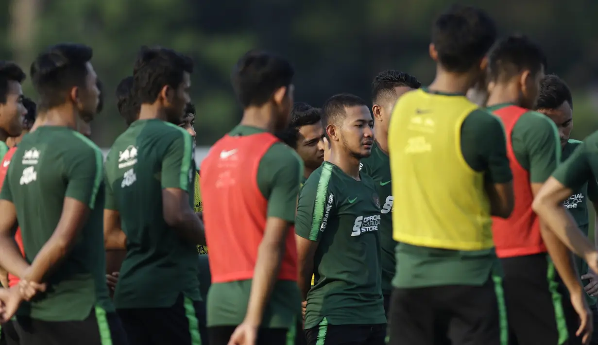 Pemain Timnas Indonesia U-22, Gian Zola, mendengarkan instruksi saat latihan di Lapangan F Senayan, Jakarta, Jumat (15/11). Latihan ini persiapan jelang Sea Games 2019 Filipina. (Bola.com/Vitalis Yogi Trisna)