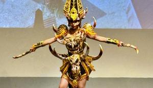 Puteri Indonesia Pariwisata 2025 Salma Ranggita Cahyariyani memperlihatkan kostum nasional "Lakian Sang Tedong &ndash; The Sacred Power of the Buffalo" saat jumpa pers menuju Miss Cosmo 2025 di Jakarta, 5 November 2025. (Liputan6.com/Asnida Riani)