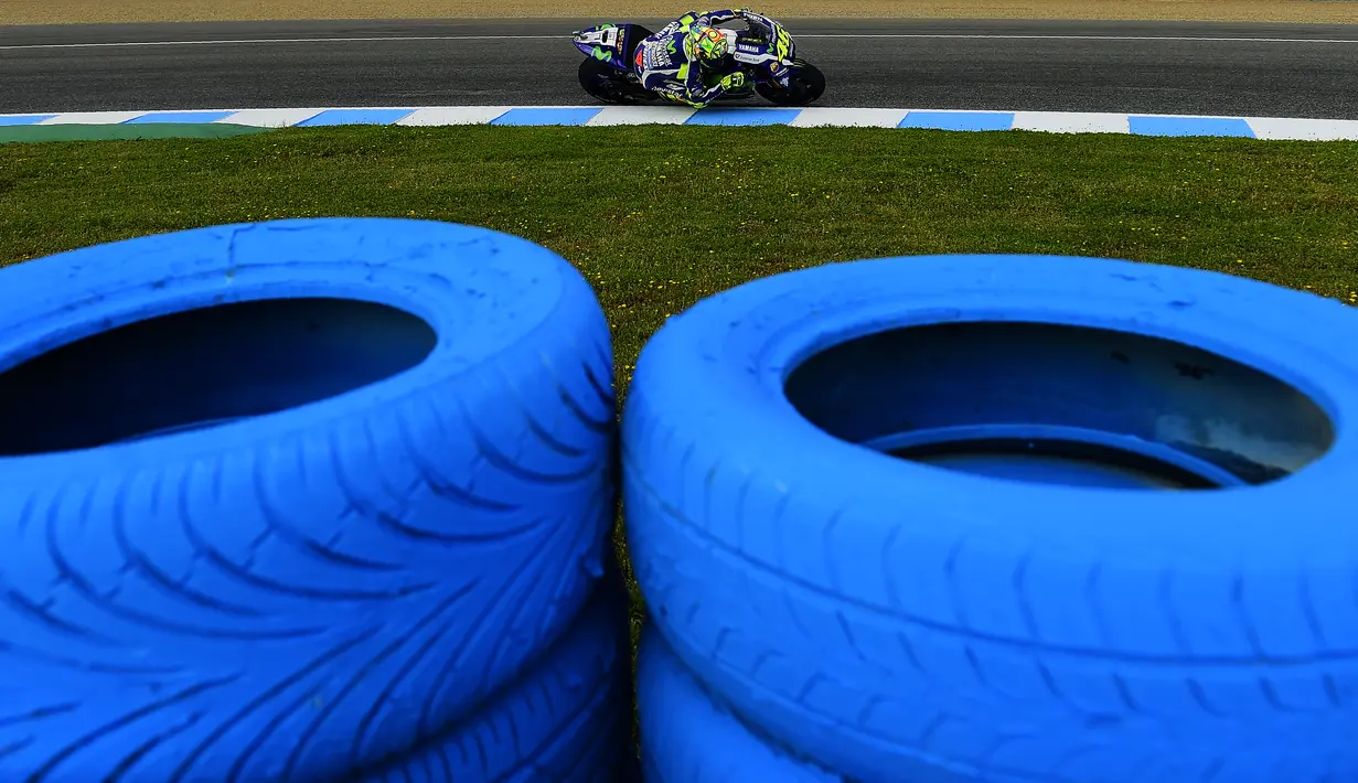 Aksi pebalap Movistar Yamaha, Valentino Rossi, dalam sesi latihan bebas MotoGP Spanyol di Sirkuit Jerez, Spanyol, (22/4/2016). (AFP/Cristina Quicler)
