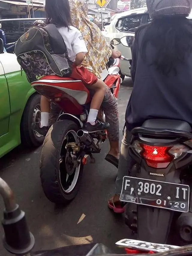 Kumpulan Aksi Ibu-Ibu di Jalan Raya yang Bikin Geregetan (ist)