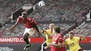 Gelandang Manchester United, Paul Pogba, menyundul bola saat melawan Burnley pada laga Liga Inggris di Stadion Old Trafford, Minggu (18/4/2021). MU menang 3-1 Burnley. (Martin Rickett/Pool via AP)