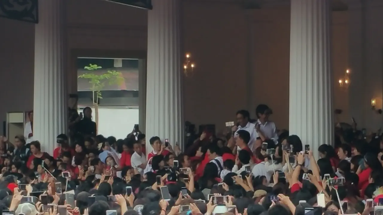 Djarot berpesan agar massa dapat ikut dan melanjutkan perjuangan Ahok dan dirinya dalam memajukan Jakarta. 