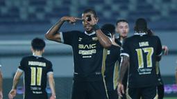 Pemain Dewa United, Alex Martins, melakukan selebrasi setelah mencetak gol ke gawang Borneo FC dalam pekan ke-22 BRI Super League 2025/2026 di Stadion Indomilk Arena, Tangerang, pada Minggu (22/2/2026). (Bola.com/M Iqbal Ichsan)