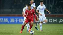Pemain depan timnas Indonesia U-20, Hokky Caraka Brilliant (depan) berusaha menembus pertahanan Uzbekistan pada laga terakhir Grup A Piala Asia U-20 di Stadion Istiqlol Fergana, Uzbekistan, Selasa (7/3/2023). Garuda Muda gagal mencetak gol dalam laga yang tuntas 0-0. Skuad besutan Shin Tae Yong berada di posisi ketiga Grup A dengan raihan empat poin. (Foto: Dok PSSI)