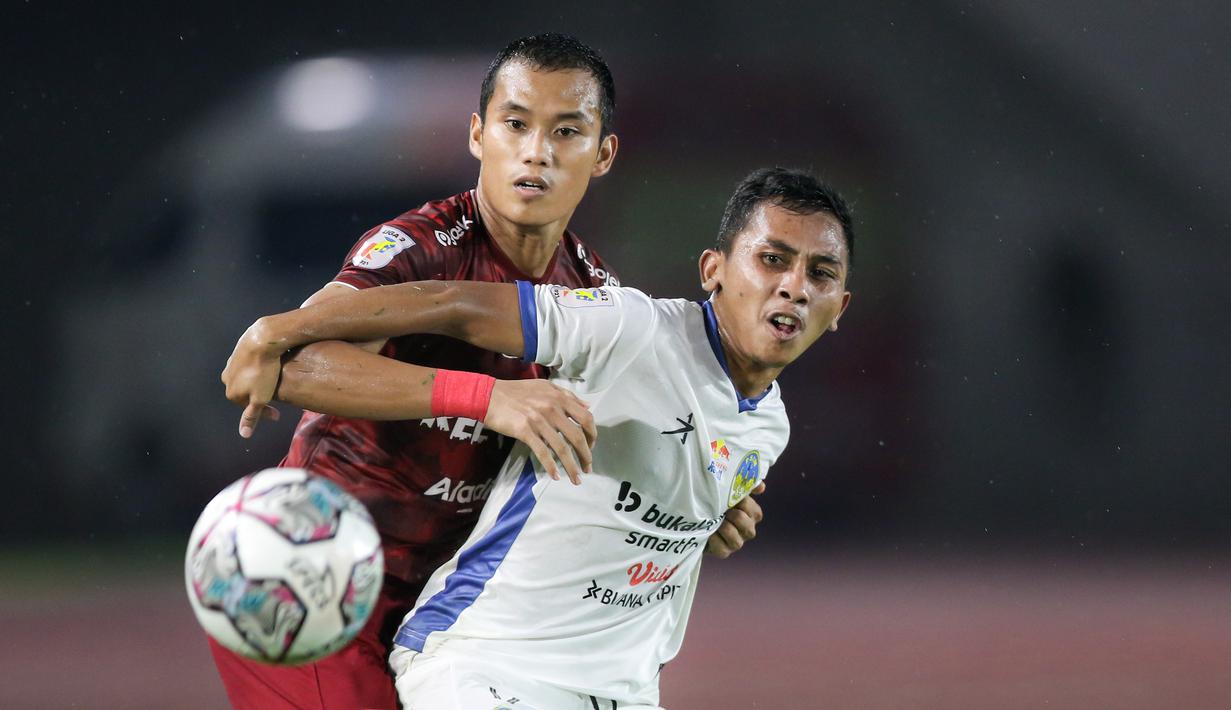 Pemain PSIM Yogyakarta, Nanda Nurrandi (kanan) berebut bola dengan pemain Persis Solo, Eriyanto saat matchday ke-8 Grup C Liga 2 2021 antara Persis Solo melawan PSIM Yogyakarta di Stadion Manahan, Solo, Senin (15/11/2021). (Bola.com/Bagaskara Lazuardi)