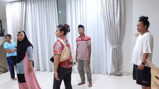 8 Potret Mertua Indah Permatasari Datang ke Jakarta, Diajak Lihat Rumah Baru
