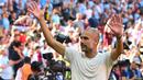 Pelatih Manchester City, Pep Guardiola, merayakan gelar juara usai mengalahkan Chelsea pada laga Community Shield di Stadion Wembley, London, Minggu (5/8/2018). Man City menang 2-0 atas Chelsea. (AFP/Glyn Kirk)