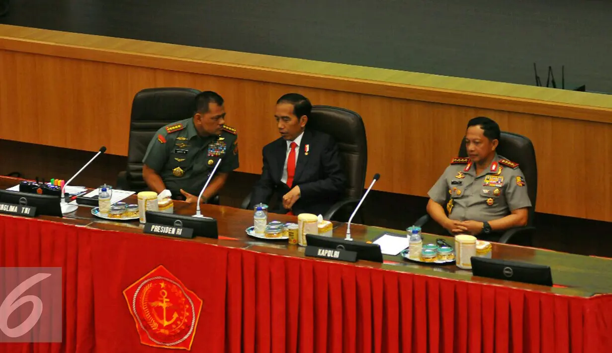Presiden Jokowi berbincang dengan Gatot Nurmantyo di sela-sela Rapim TNI 2017 di Mabes TNI Cilangkap, Jakarta, Senin (16/1). Rapim ini bertema 'TNI Kuat, Hebat, Profesional dan Dicintai Rakyat Siap Melaksanakan Tugas Pokok'. (Liputan6.com/Angga Yuniar)
