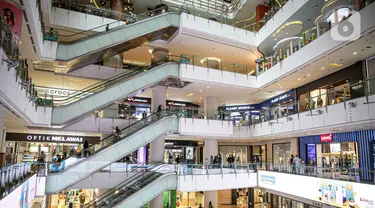 Sejumlah pengunjung memadati pusat perbelanjaan di Jakarta, Rabu (3/11/2021). Setelah diterapkan PPKM Level 1 di Jakarta, pusat perdagangan atau mal boleh menerima pengunjung hingga 100 persen sampai dengan pukul 22.00 WIB. (Liputan6.com/Faizal Fanani)