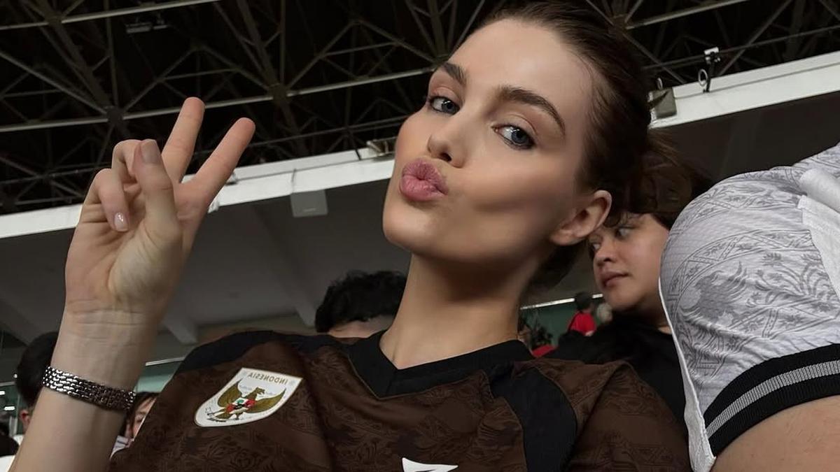 Luna Bijl Pacar Maarten Paes Tenteng Tas Rp186 Juta Saat Nonton Laga Timnas Indonesia vs Bahrain di SUGBK