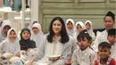 Bukan pesta mewah, Dian Sastrowardoyo memilih merayakan hari lahirnya dengan buka puasa hingga membaca Al Quran bersama anak-anak panti asuhan.  Ulang tahunnya pun bertepatan dengan malam Nuzulul Quran. [@therealdisastr]
