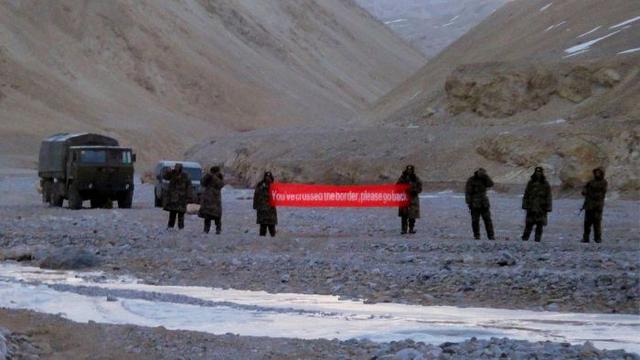 China mendesak India menarik tentaranya dari kawasan Himalaya yang dipersengketakan sebelum pembicaraan bisa dilakukan mengenai batas kedua negara. (AP)