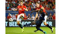 Pemain PSG, Blaise Matuidi dihadang pemain Manchester United Luke Shaw (kiri) dan Phil Jones (kanan) saat melepaskan tendangan pada laga International Champions Cup 2015 di Soldier Field, AS, Kamis (30/7) pagi WIB. (USA Today Sports/Reuters/Mike Di Novo)