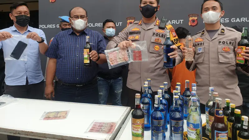 Kapolres Garut AKBP Wirdhanto Hadicaksono menunjukan beberapa barang bukti miras hasil operasi menjelang pergantian tahun baru di Garut, Jawa Barat.