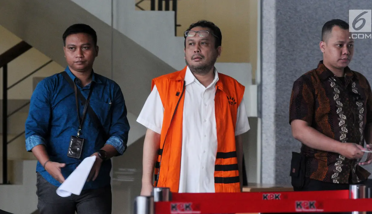 Mantan anggota DPRD Sumut Restu Kurniawan Sarumaha (tengah) usai menjalani pemeriksaan lanjutan di Gedung KPK, Jakarta, Jumat (7/12). Restu diduga menerima suap terkait persetujuan Laporan Pertanggungjawaban APBD Sumut Tahun 2012. (Merdeka.com/DwiNarwoko)