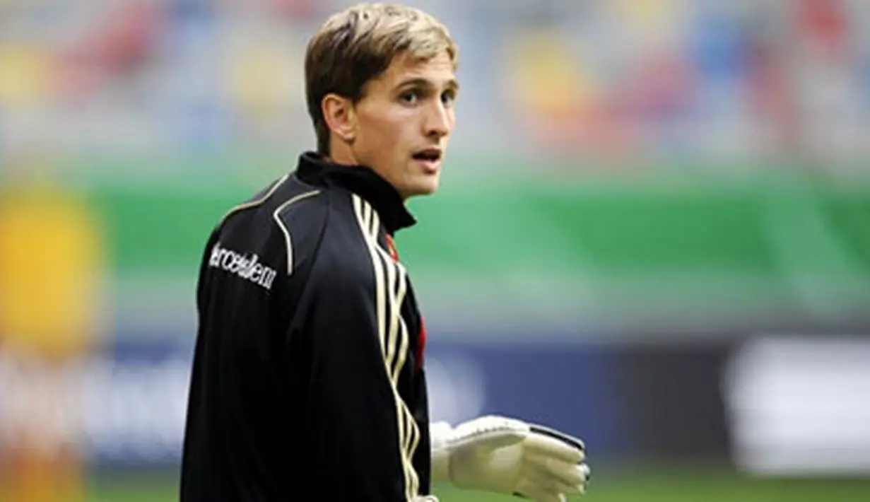 Rene Adler, goalkeeper of the German team, takes part in a training session on October 10, 2008 in Duesseldorf, Germany. AFP PHOTO/VOLKER HARTMANN